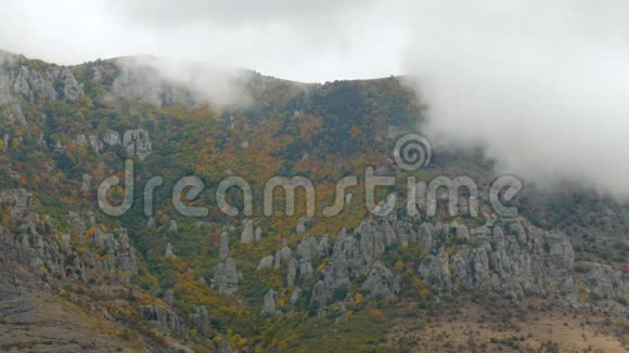 秋天的早晨雾在山上视频的预览图