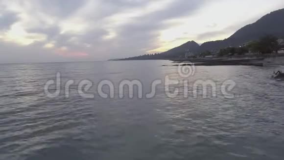 壮观的海洋景观海岸线青山在日落与多云的天空视频的预览图
