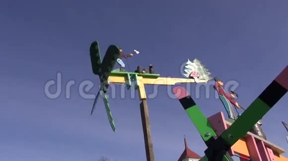 春天集市上漂亮的风车玩具视频的预览图