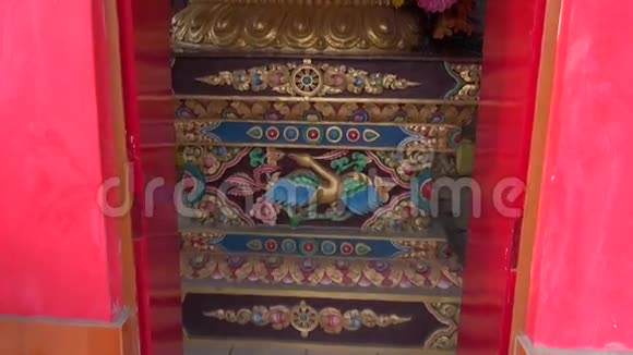 印度达兰萨拉的佛教寺庙装饰品视频的预览图