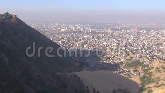清晨烟雾和印度斋浦尔红色城市的景色视频的预览图