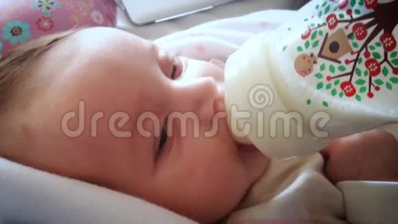 熟睡的新生女婴的肖像视频的预览图