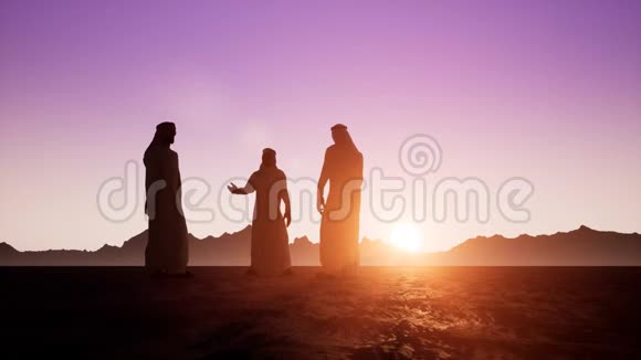 迪斯达沙的三个阿拉伯人的轮廓正在互相交谈美丽的黎明视频的预览图