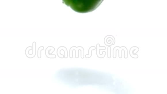 青椒落在水上视频的预览图