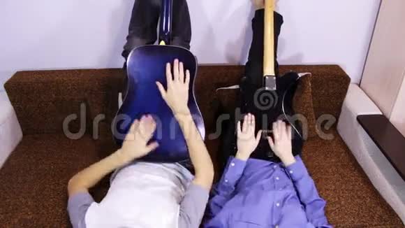 有创意的幸福夫妇弹吉他视频的预览图
