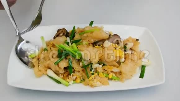 一个人吃炸鱼泰国菜视频的预览图