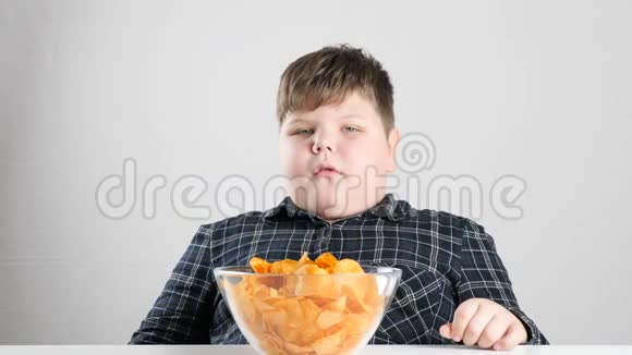 小胖男孩吃薯条视频的预览图