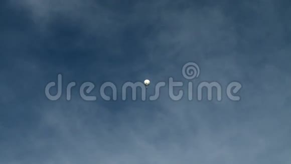 漂浮在空中的白色热气球视频的预览图