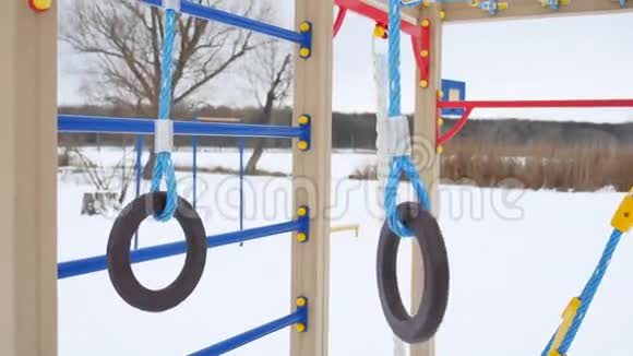 儿童游乐场体操环秋千冬季雪景视频的预览图
