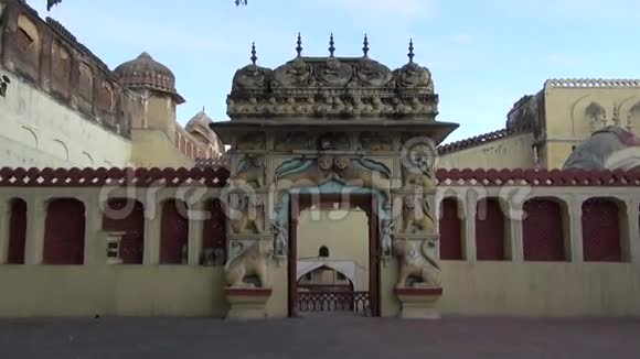 印度斋浦尔有美丽的狮子浮雕的羽状门拱视频的预览图