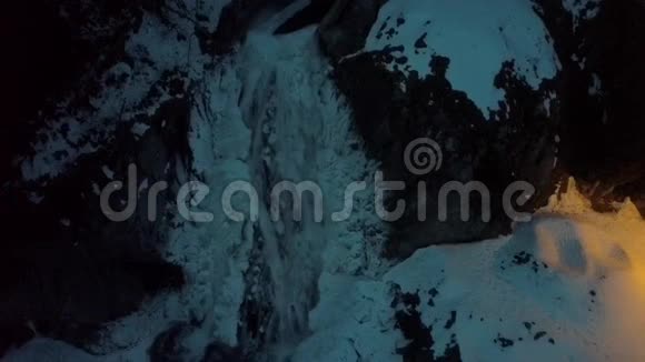 晚上结冰的瀑布视频的预览图