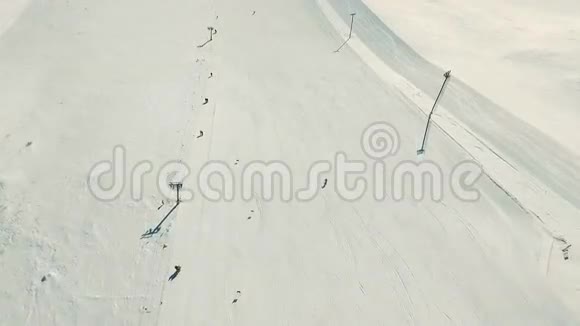 几个人在雪坡边滑雪和滑雪板视频的预览图