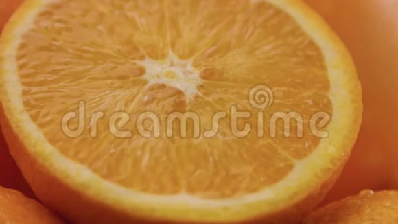 黑色背景下的橙子特写视频的预览图