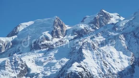 令人惊叹的接近常年冰川的勃朗峰山脉在法国一侧冰天雪地奇景视频的预览图