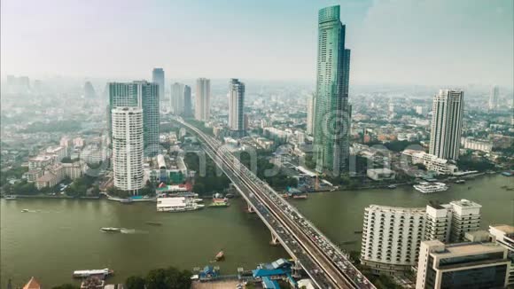 曼谷市区有现代化的建筑覆盖着薄雾和交通视频的预览图