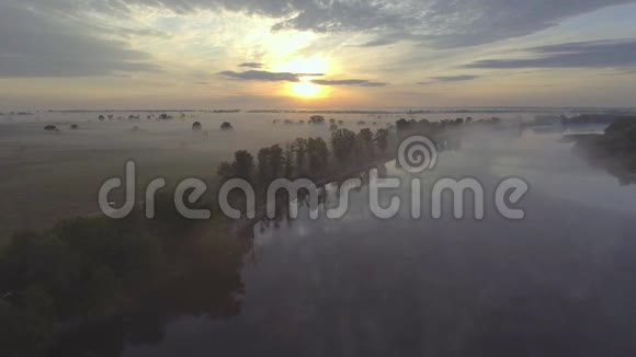 雾中拂过河面的黎明鸟瞰视频的预览图