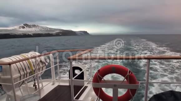 斯瓦尔巴北冰洋水背景上的游艇甲板视频的预览图