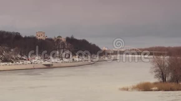 白俄罗斯戈梅尔2019年2月13日冬季索日河美丽的堤岸视频的预览图