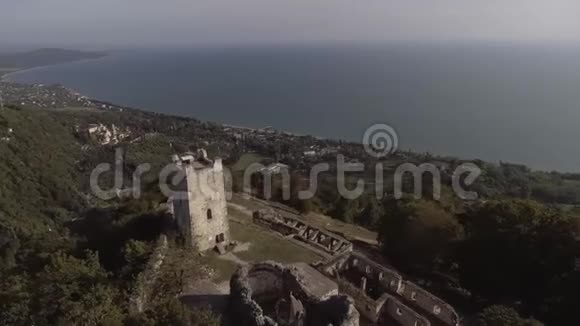 阳光明媚的夏日美丽的风景与阿那科比亚堡垒和黑海视频的预览图