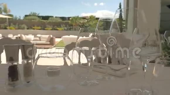 餐桌上的空酒杯视频的预览图