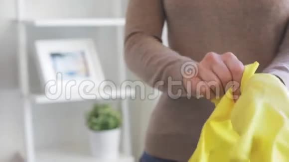 戴橡胶手套做家务的女人视频的预览图