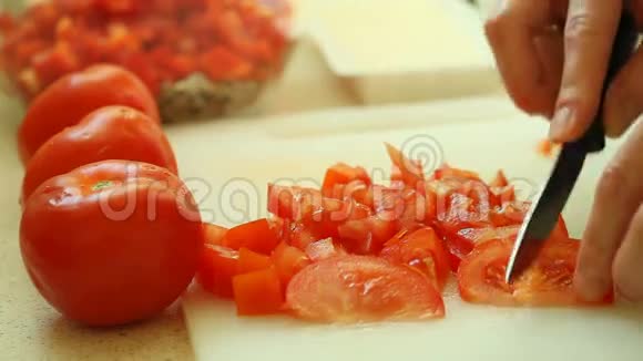 食物切菜刀红番茄蔬菜视频的预览图