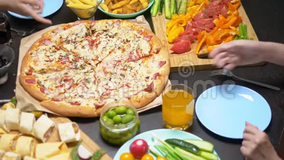 一家人在舒适的家庭环境中吃饭自制食物自制披萨快乐的一家人一起吃午饭坐在一起视频的预览图
