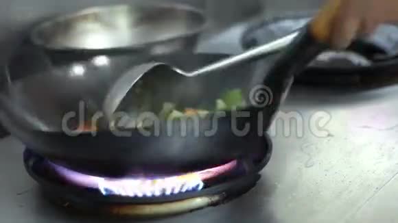 厨师烹饪辛辣海鲜意大利面厨房视频的预览图