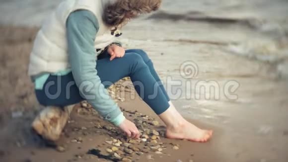 一个女人正沿着海边的沙滩散步享受生活视频的预览图