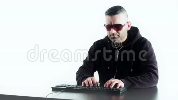 电脑键盘上的黑客黑白背景的人视频的预览图