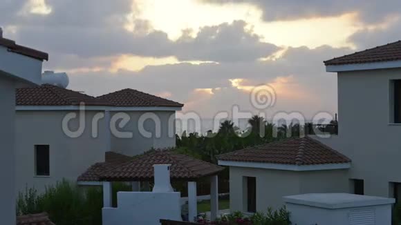 塞浦路斯豪华度假海滩别墅的日落视频的预览图