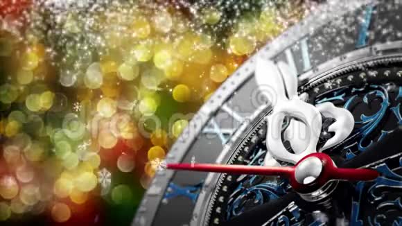 新年在午夜有星星雪花和假日灯的旧钟视频的预览图
