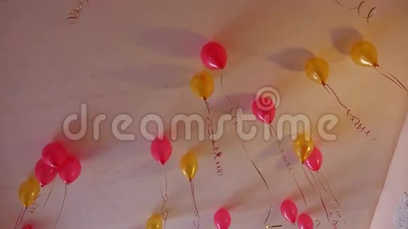 红色的黄色气球挂在节日的天花板上视频的预览图