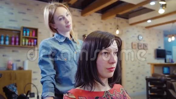客厅理发师给新发型的女人视频的预览图