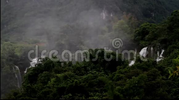 德天瀑布和山脉中的蒸汽视频的预览图