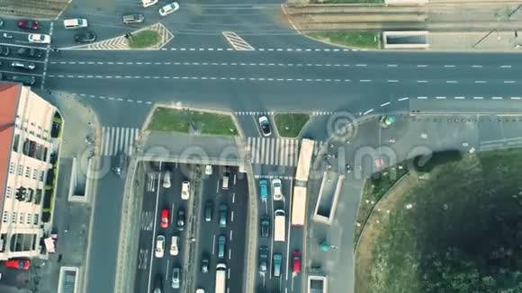 城市大交通堵塞的鸟瞰图视频的预览图