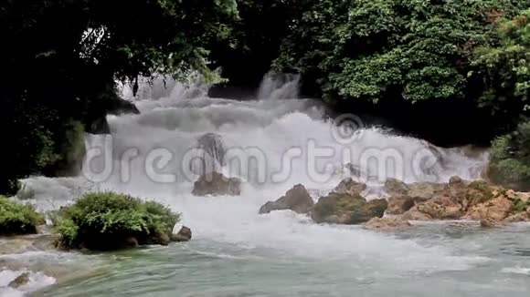 广西德田大瀑布视频的预览图