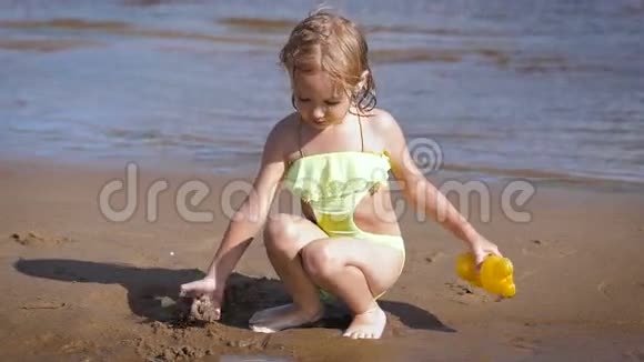可爱的金发小女孩在湖边玩视频的预览图