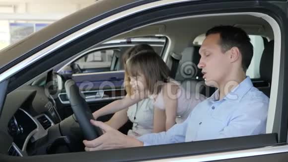 父母和孩子在汽车上男性在汽车上的肖像视频的预览图