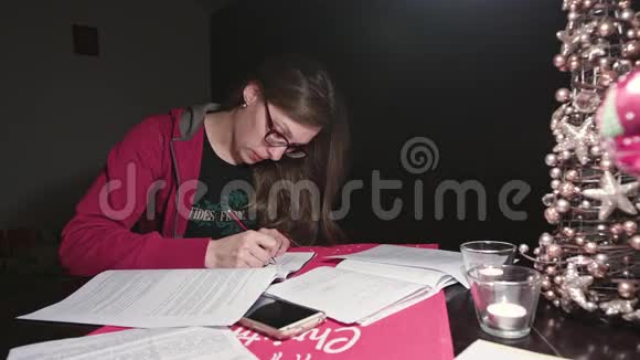 妇女书写或签署文件视频的预览图