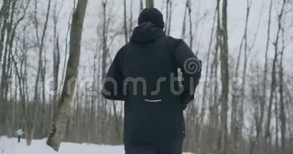 冬天跑步的年轻人在公园慢跑视频的预览图
