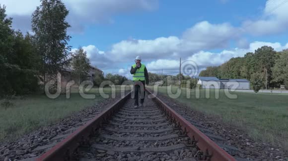 铁路员工带对讲机在铁轨上视频的预览图