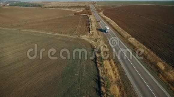 鸟瞰田野和道路视频的预览图
