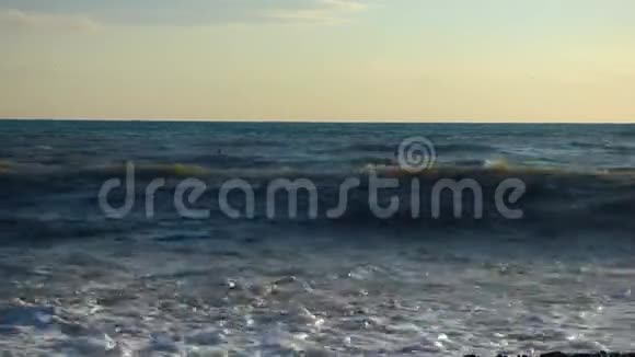 暴风雨在海上阳光明媚的夏日视频的预览图