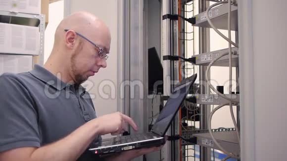 IT工程师检查服务器机架视频的预览图