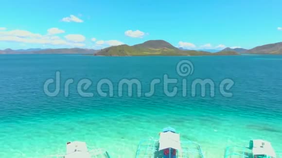 菲律宾旅游船环抱热带岛屿的空中景观视频的预览图