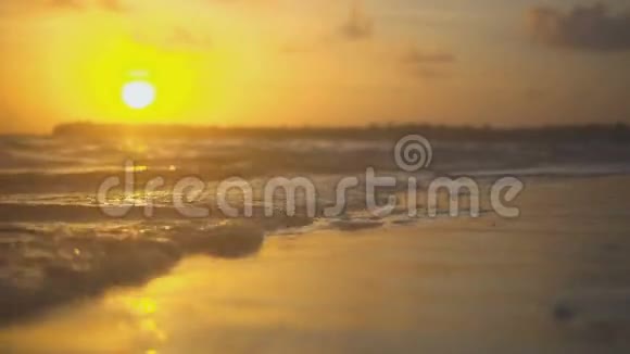 在夕阳的照耀下沙滩上的水视频的预览图