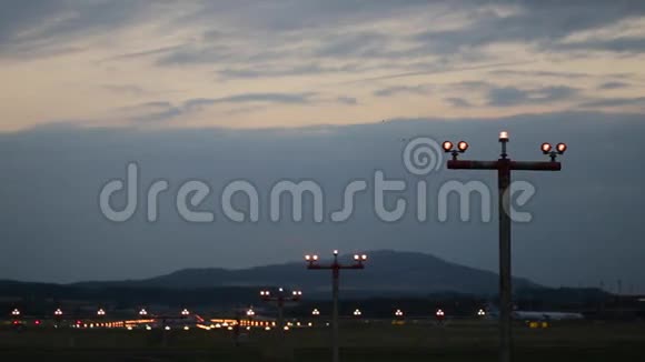 大飞机降落在机场视频的预览图