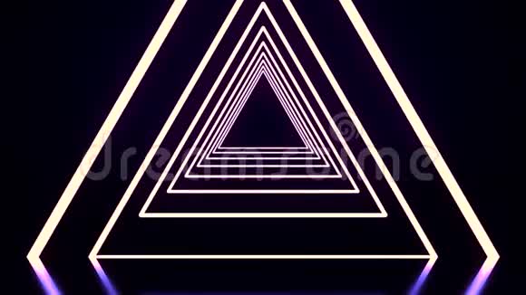 美丽的抽象三角形隧道黑色白色和紫色的光线越来越近穿过发光的霓虹灯视频的预览图