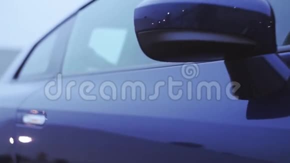深蓝色新车前镜视图演示文稿在炫耀汽车冷色调视频的预览图